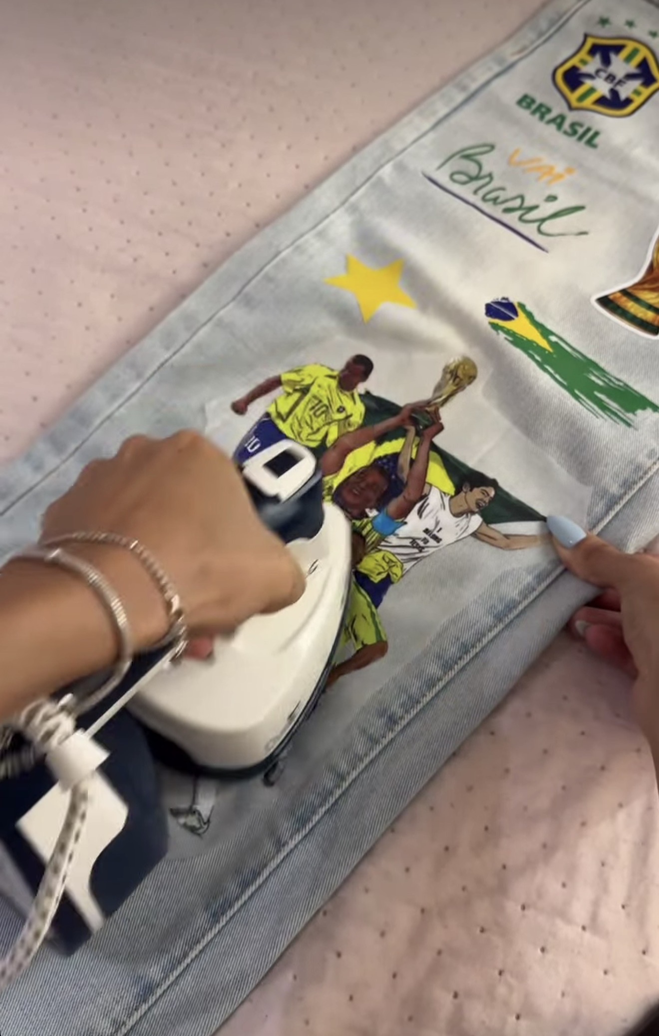 Primeira aplicação de DTF Têxtil em jeans usando ferro elétrico