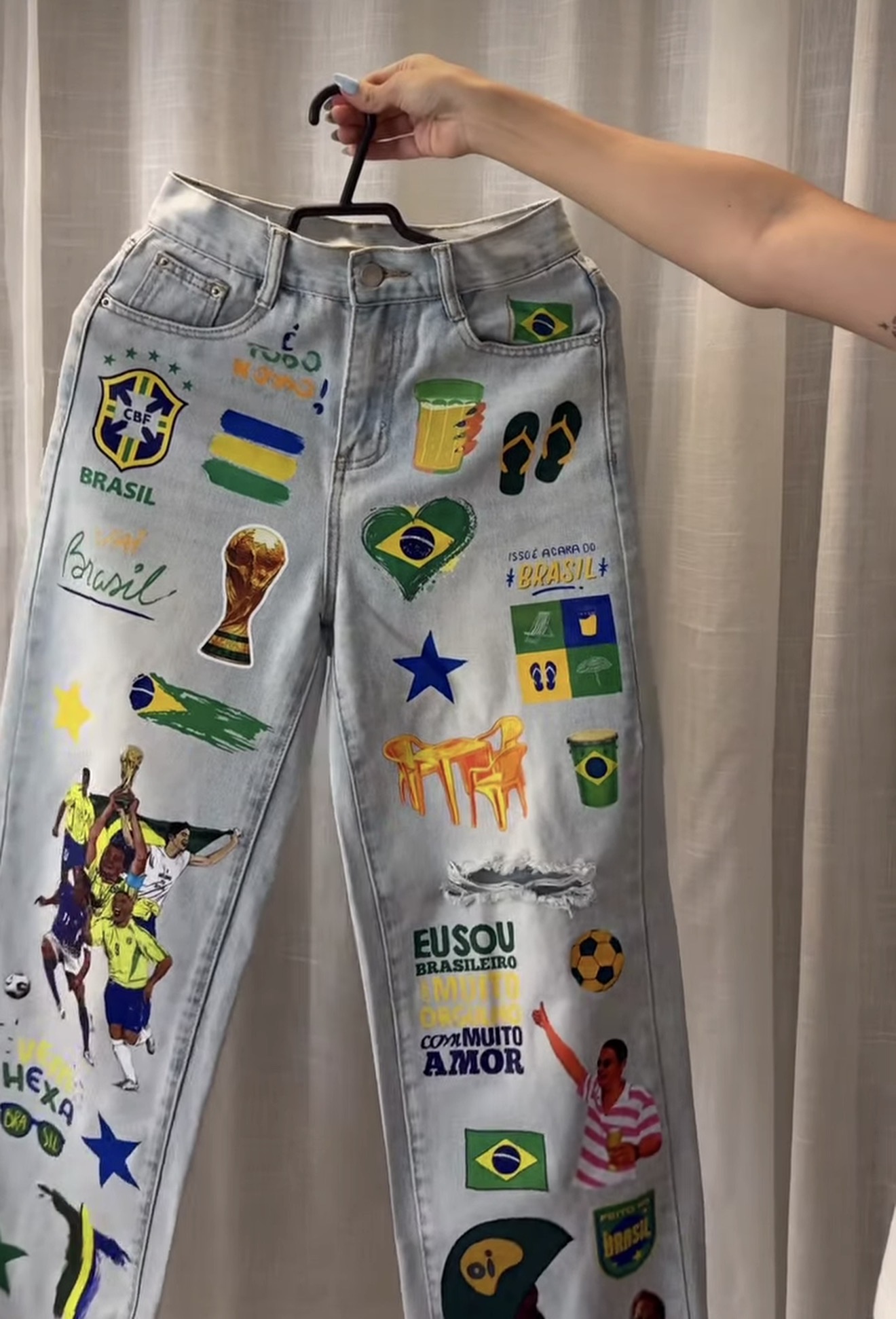 Estampas aplicadas em peça jeans